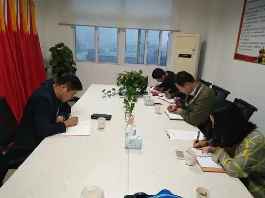 宜居物业联合支部召开“两学一做”专题讨论会