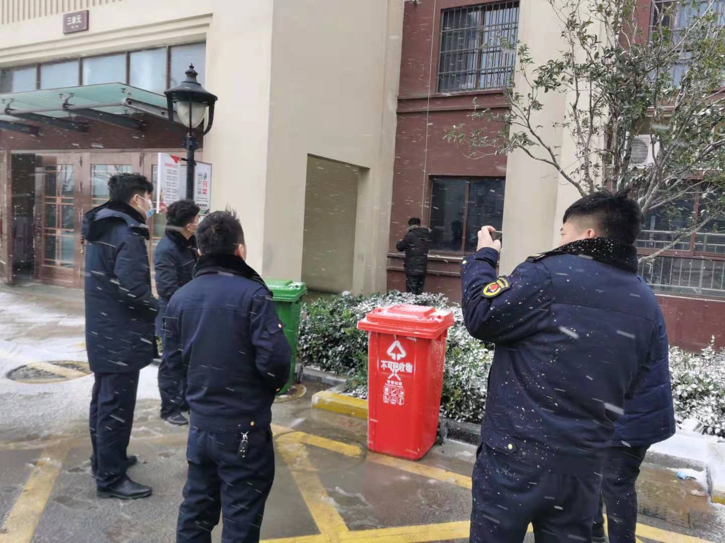 建投泊湾项目联合行政执法部门组织开展“飞线”清理行动